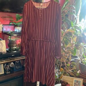 Old navy dress with quiet stripes